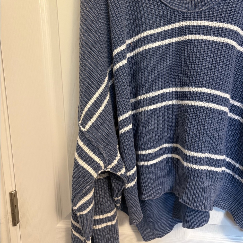 Aerie Blur and White V-Neck Sweater - Picture 4 of 5